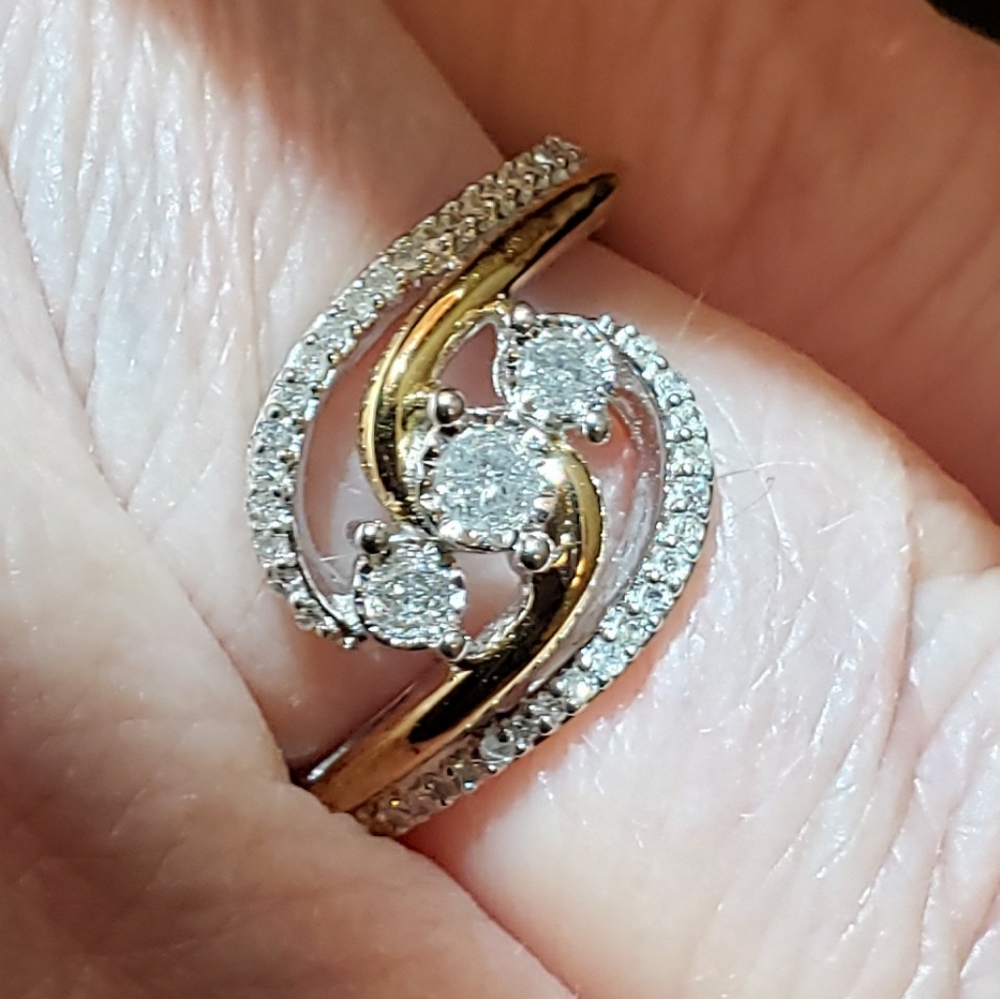 New Stunning 1.20ctw Diamond Ring in Size: 7